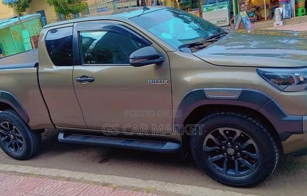 Toyota Hilux 2021 Gray
