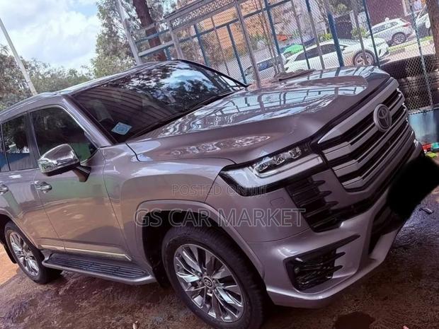 Toyota Land Cruiser 2022 Silver