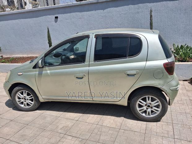 Toyota Vitz 2002 Gray