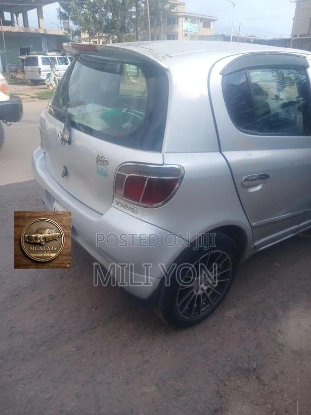 Toyota Vitz 2001 Silver
