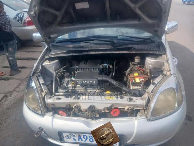 Toyota Vitz 2001 Silver