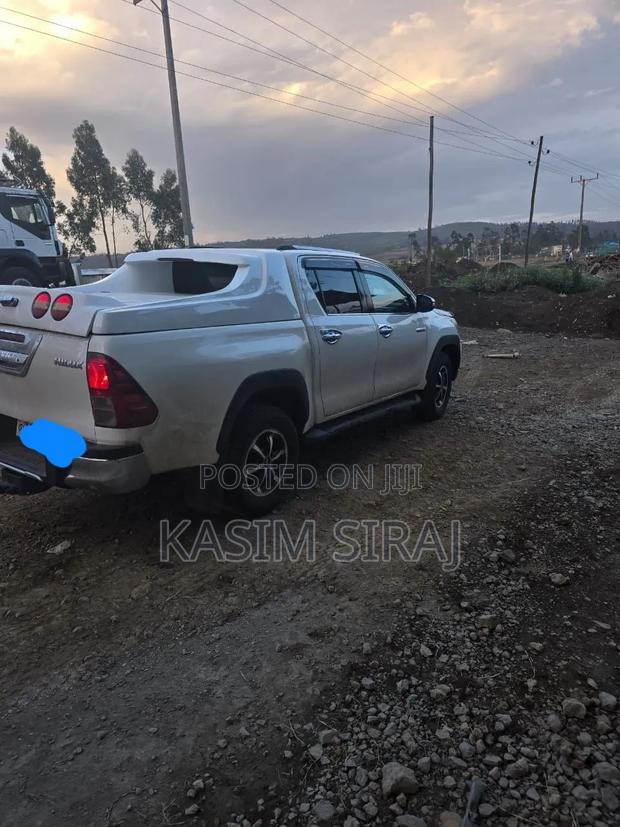 Toyota Hilux 2020 White