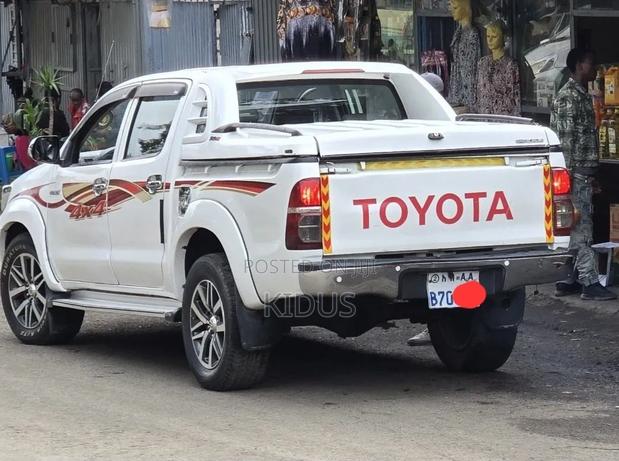 Toyota Hilux 2010 White