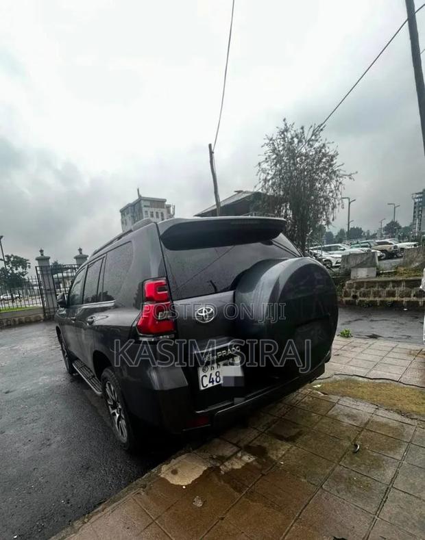 Toyota Land Cruiser Prado 2022 Gray