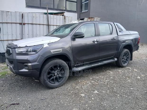 New Toyota Hilux 2025 Gray