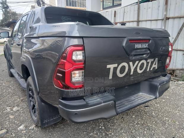 New Toyota Hilux 2025 Gray