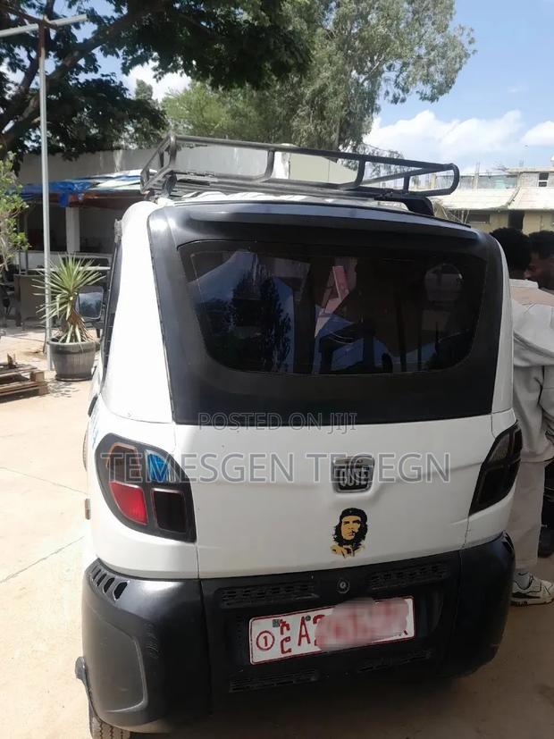Bajaj Qute 2021 White