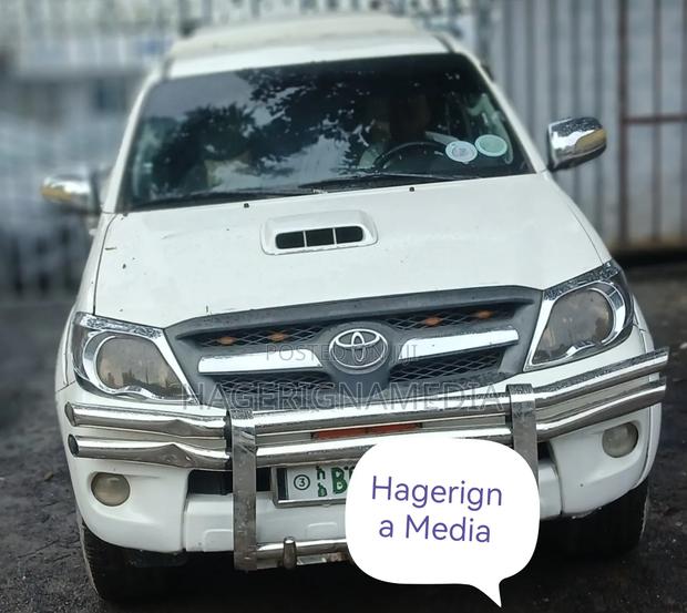 Toyota Hilux 2010 White