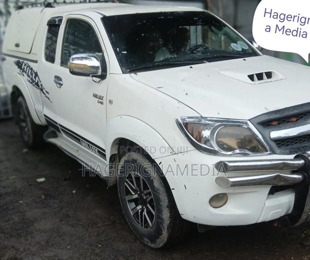 Toyota Hilux 2010 White