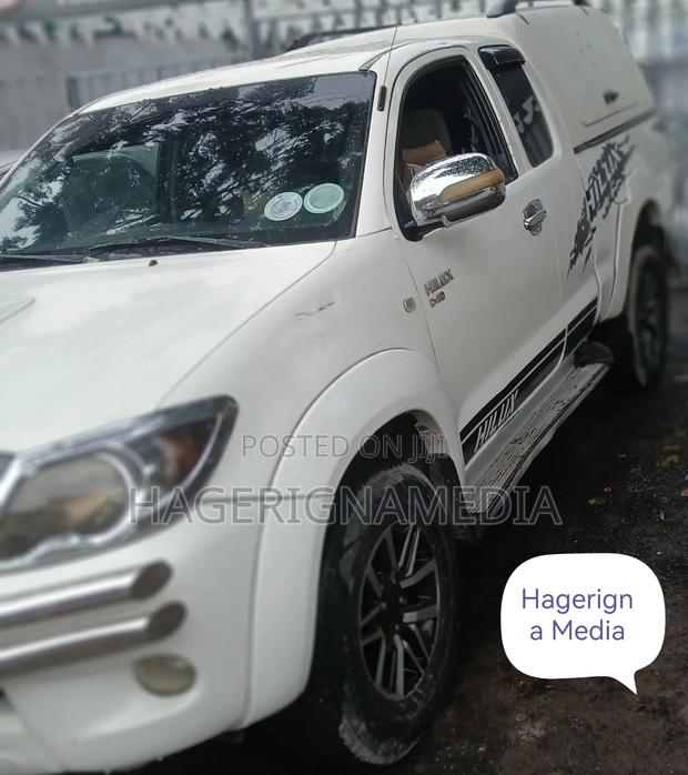 Toyota Hilux 2010 White