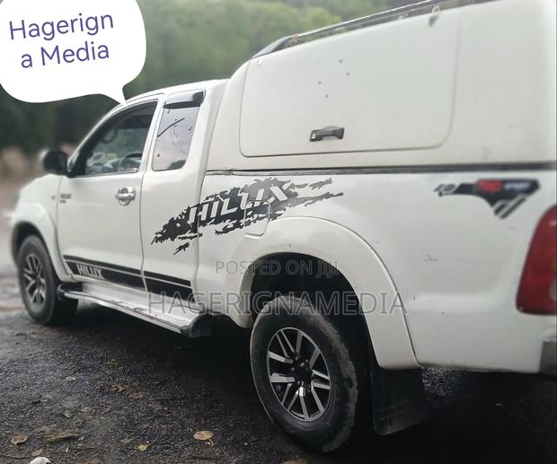 Toyota Hilux 2010 White