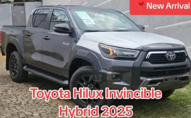 New Toyota Hilux 2025 Gray