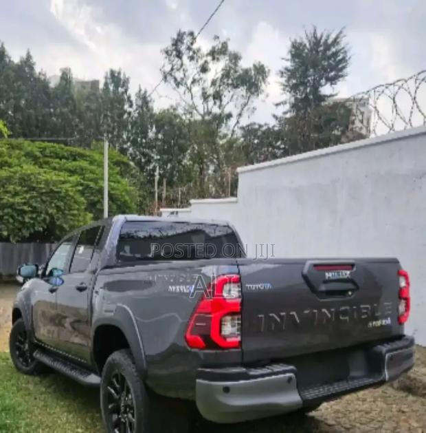 New Toyota Hilux 2025 Gray