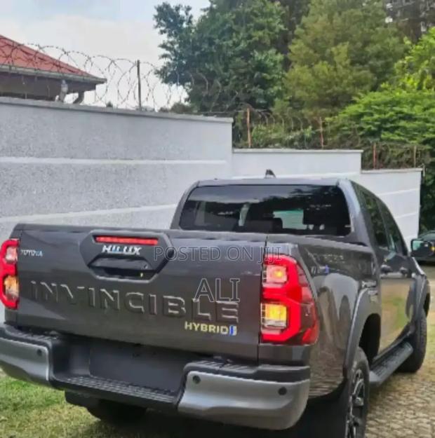 New Toyota Hilux 2025 Gray