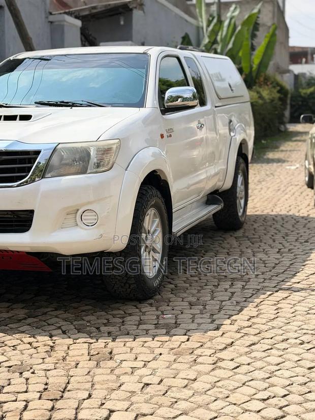 Toyota Hilux 2010 White