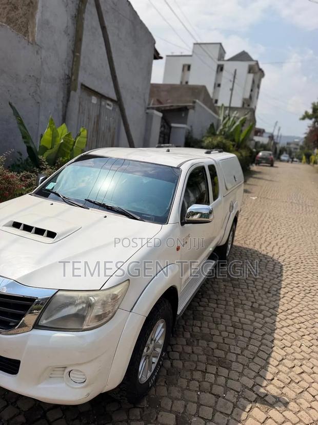 Toyota Hilux 2010 White