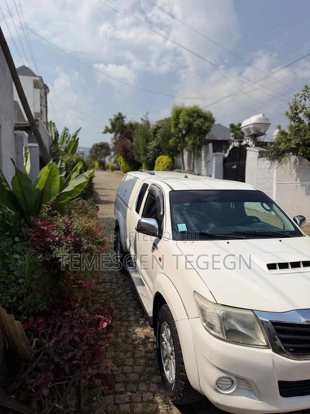 Toyota Hilux 2010 White