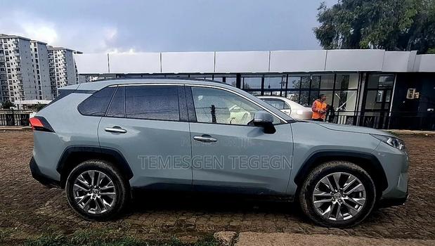 Toyota RAV4 LE 2021