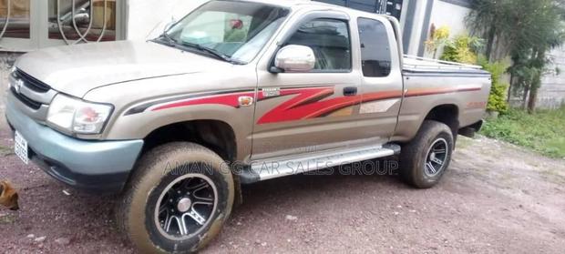 Toyota Hilux 2004 Brown