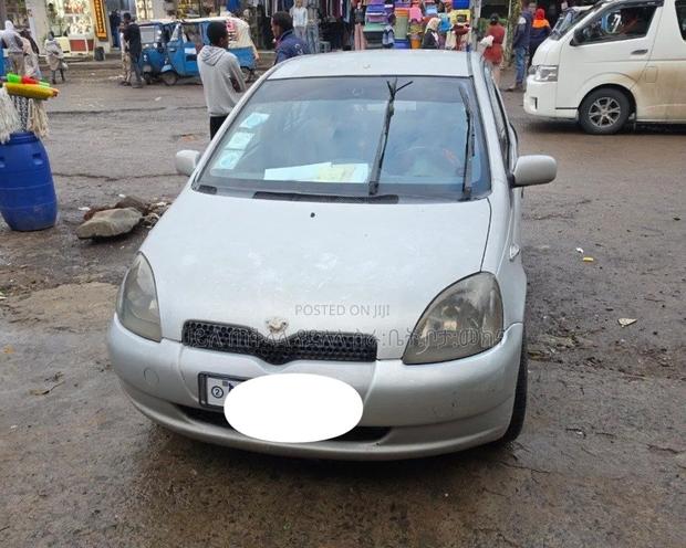 Toyota Vitz 1999 Silver