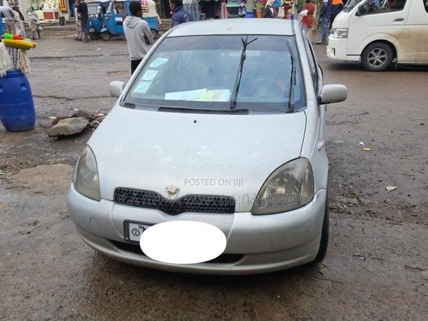 Toyota Vitz 1999 Silver