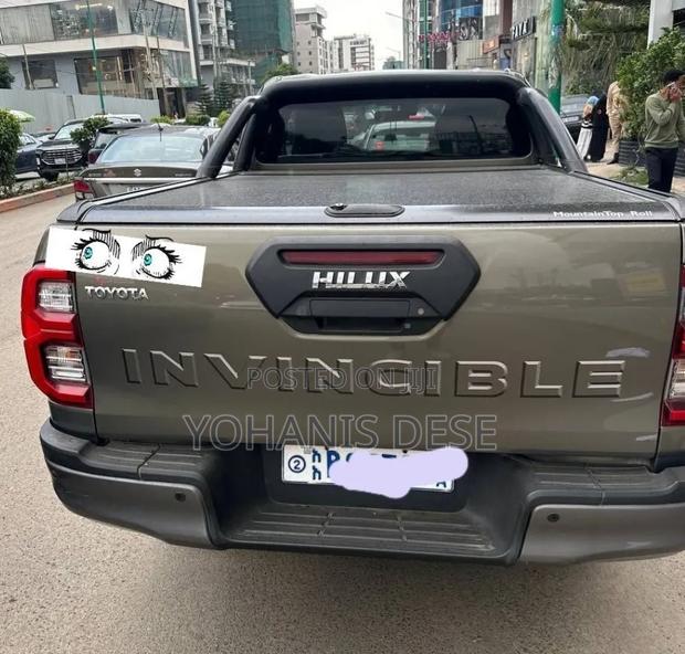 Toyota Hilux 2021 Gray