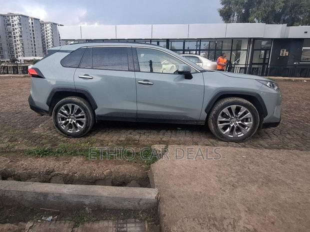 Toyota RAV4 2022 Green