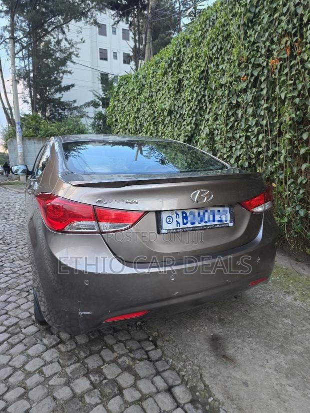 Hyundai Elantra 2011 Brown