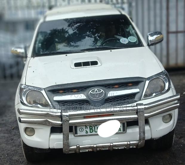 Toyota Hilux 2010 White