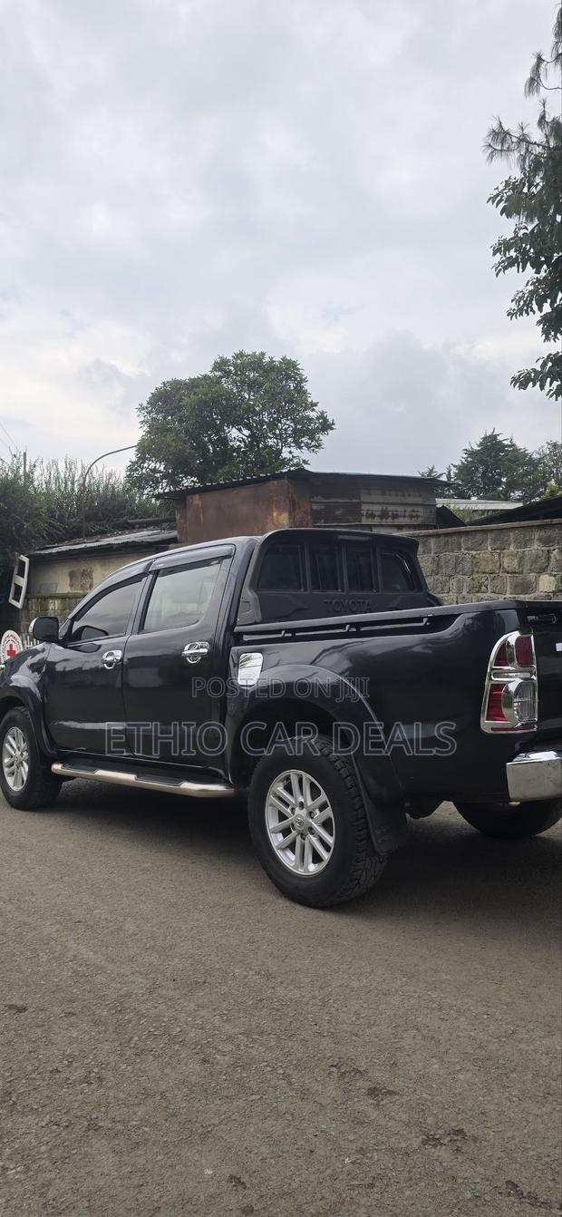 Toyota Hilux 2012 Black