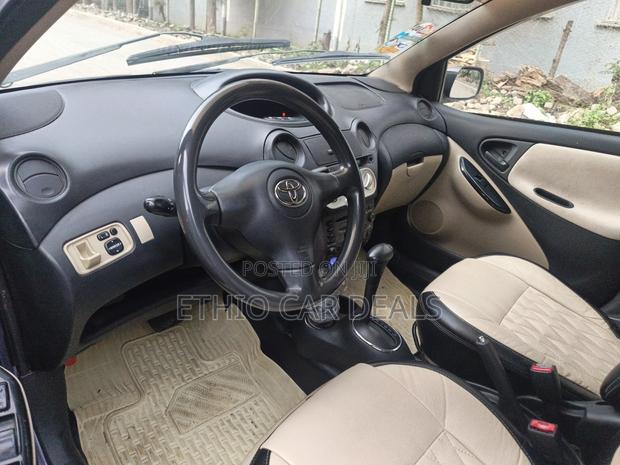 Toyota Vitz 2004 Silver