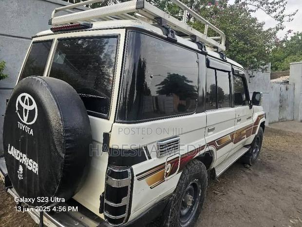 Toyota Land Cruiser 2011 White