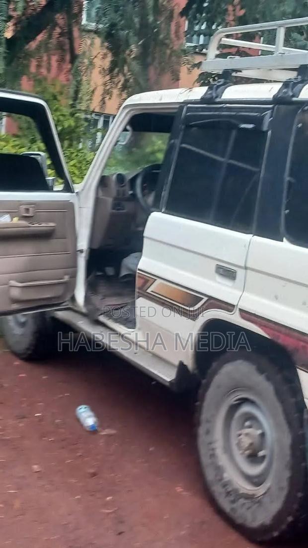 Toyota Land Cruiser 2011 White