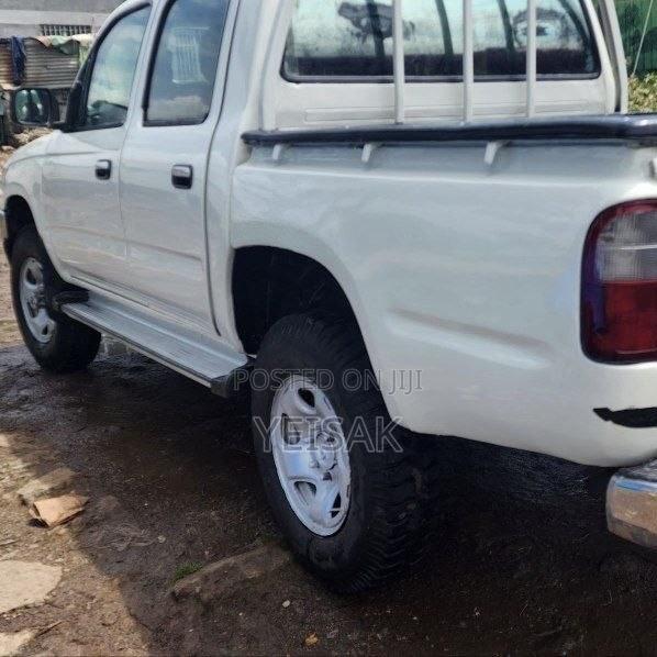 Toyota Hilux 2002 White