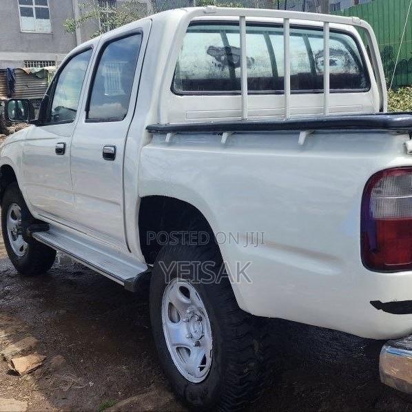 Toyota Hilux 2002 White