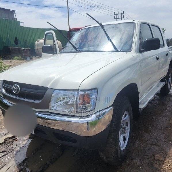 Toyota Hilux 2002 White