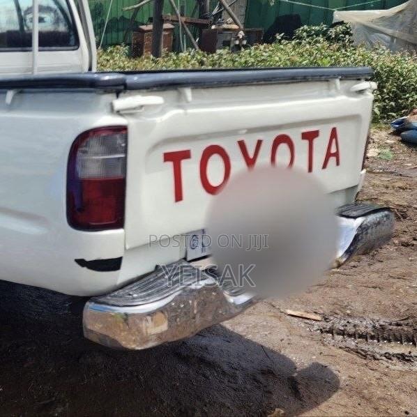 Toyota Hilux 2002 White