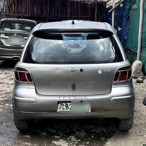 Toyota Vitz 2004 Silver