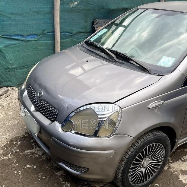 Toyota Vitz 2004 Silver