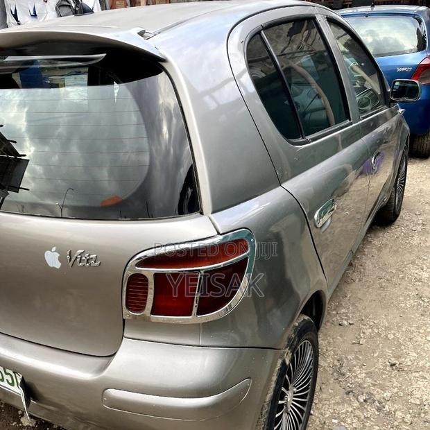 Toyota Vitz 2004 Silver
