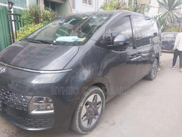 Hyundai Staria 2022 Black