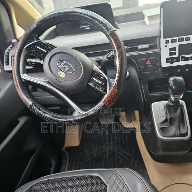 Hyundai Staria 2022 Black