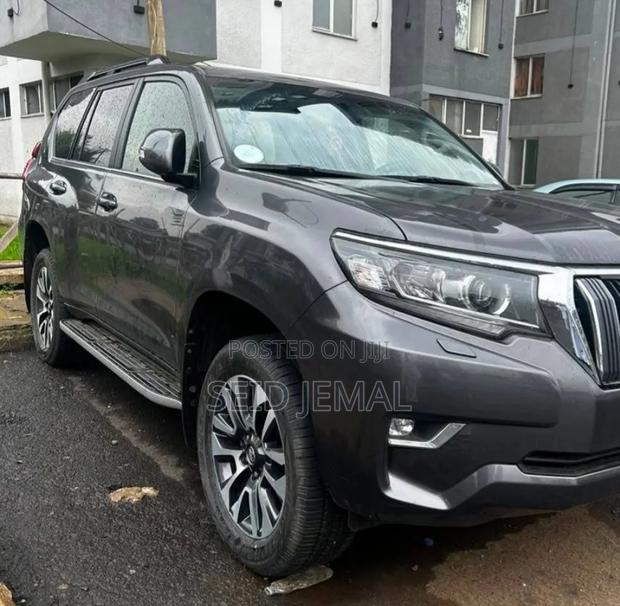 Toyota Land Cruiser Prado 2022 Gray