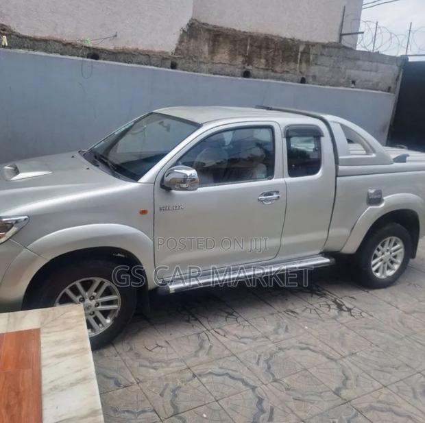 Toyota Hilux 2012 Silver