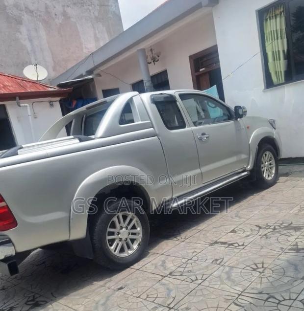 Toyota Hilux 2012 Silver