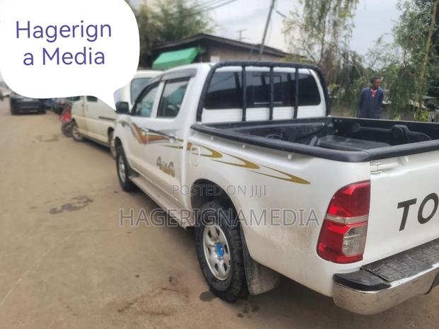 Toyota Hilux 2011 White