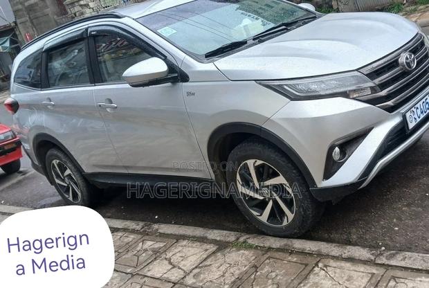 Toyota Rush 2023 Silver