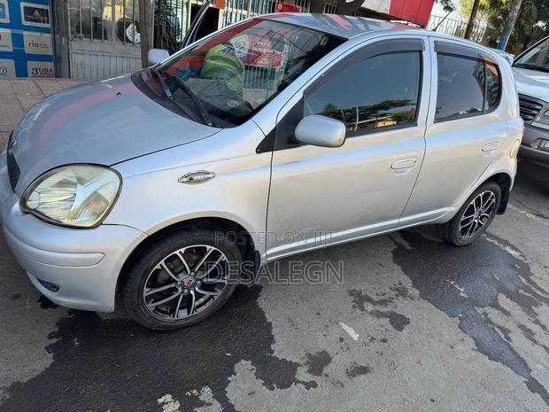 Toyota Vitz 2004 Silver