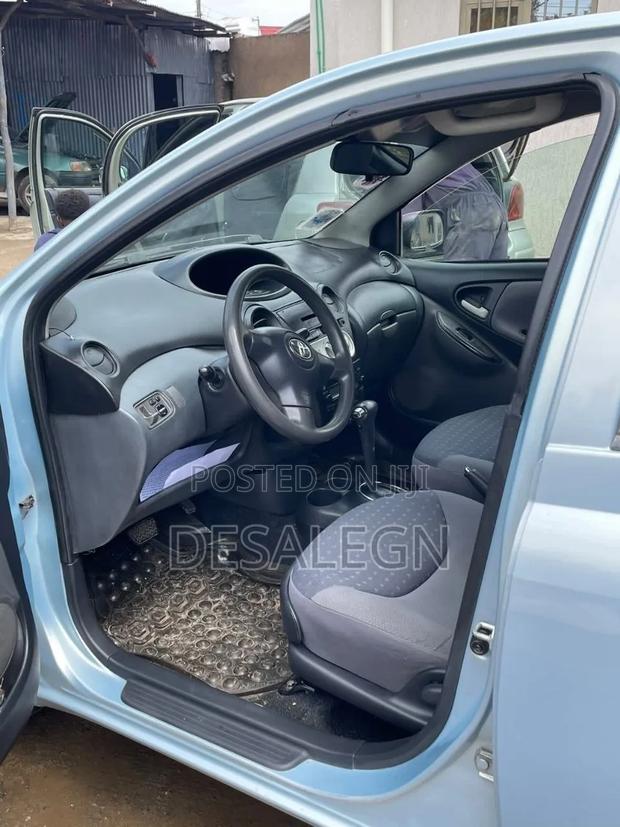 Toyota Vitz 2004 Silver