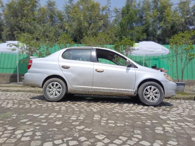 Toyota Platz 2001 Silver